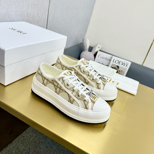 ディオール靴背面デザイン